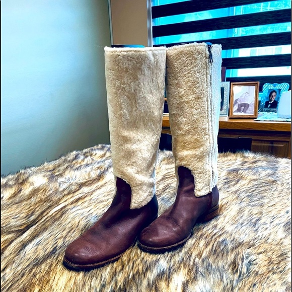 UGG TALL EXPOSED SHERPA - Picture 1 of 11